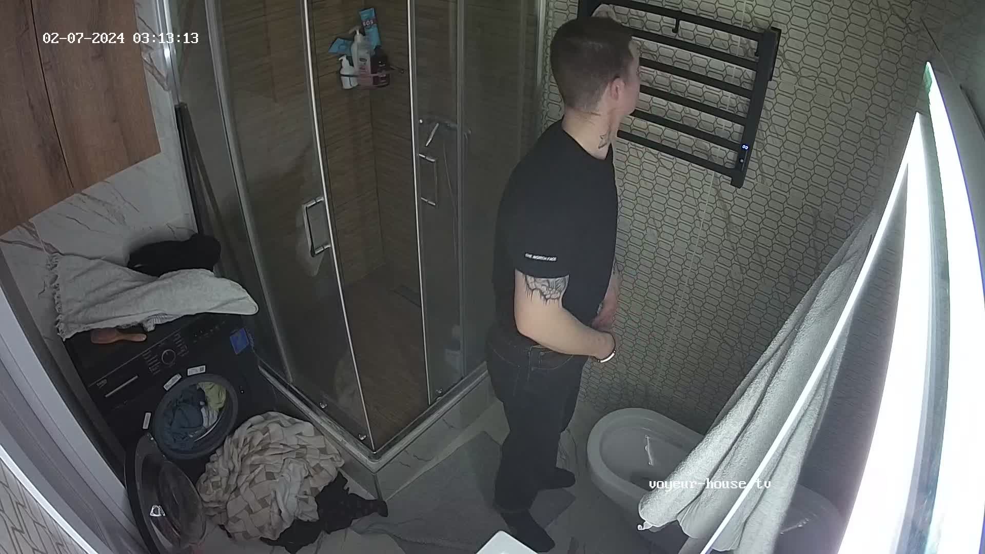 Guest guy pissing with erection 07-02-2024