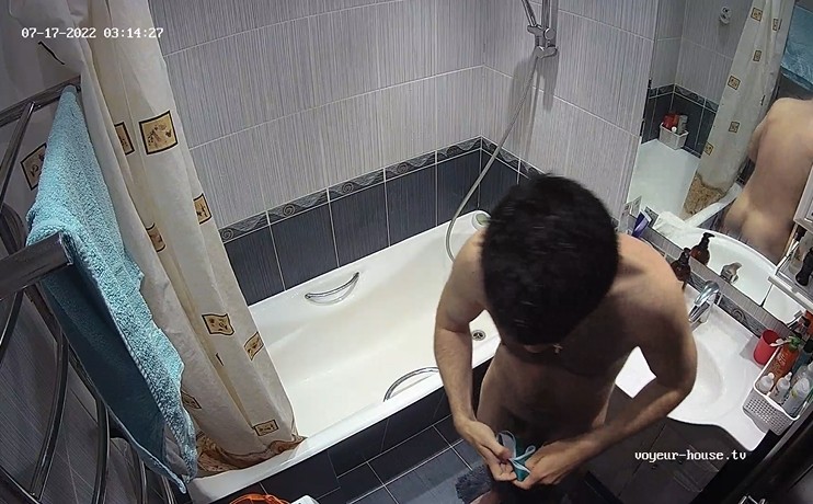 Guest guy takes a shower 17July2022