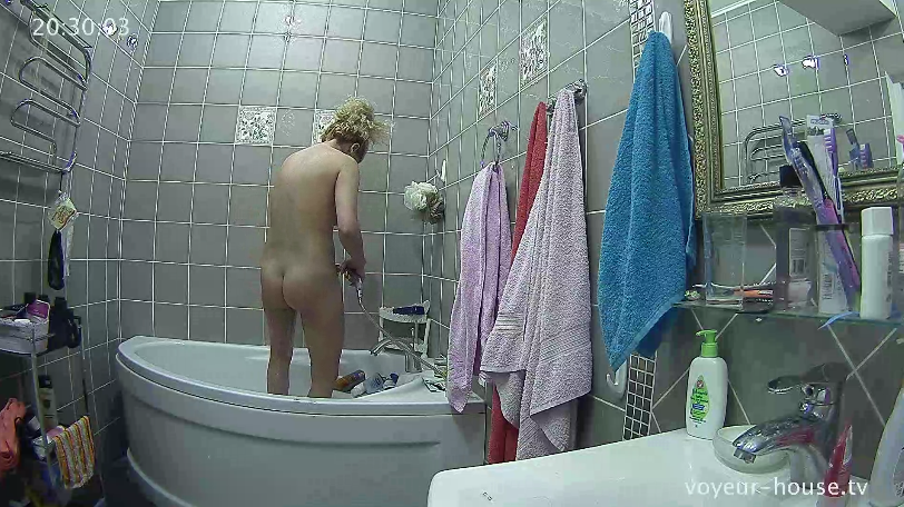Blond guest bath