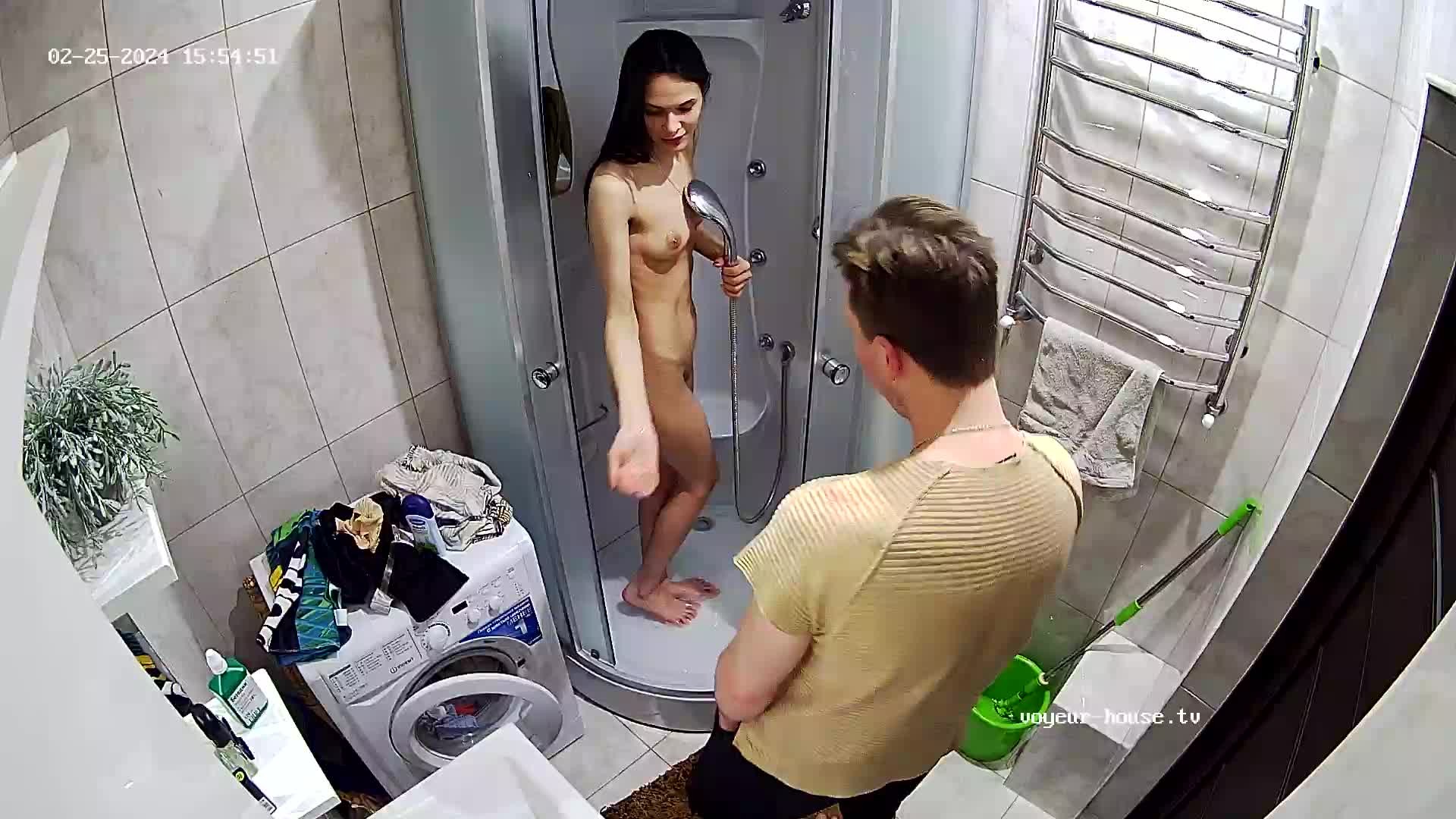 Yuneska & Radu friend showering, 25/02/2024