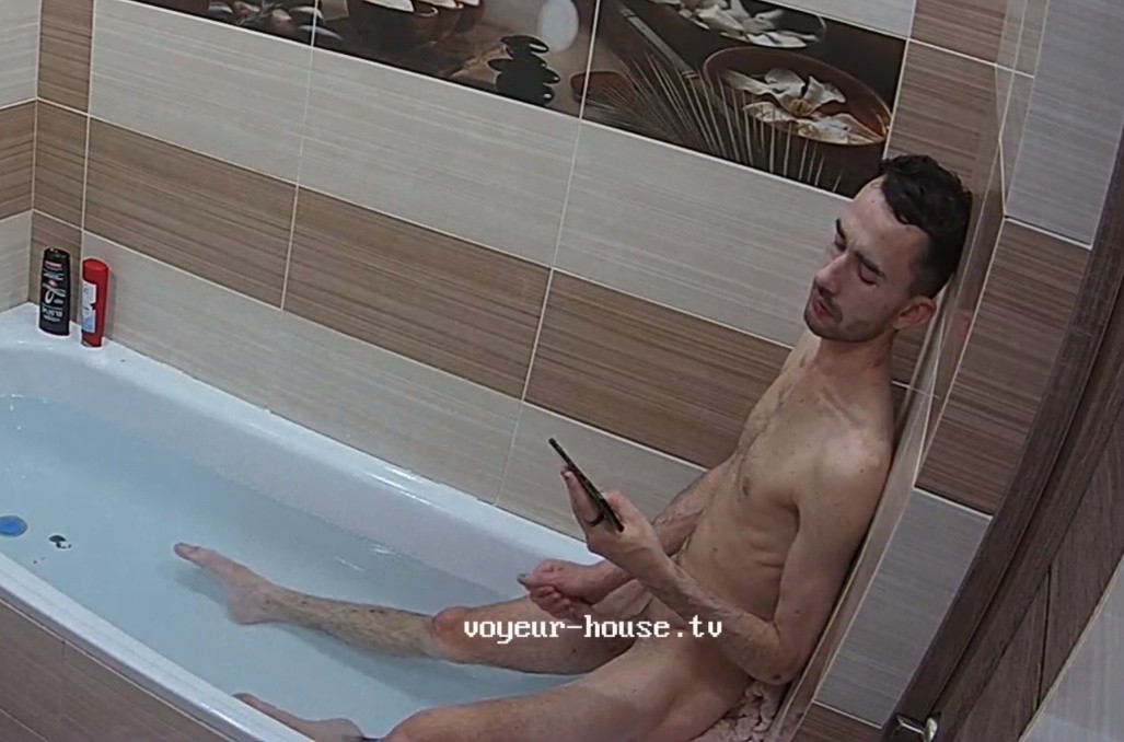 Adil jerking off in the bath 3 Jun 2022