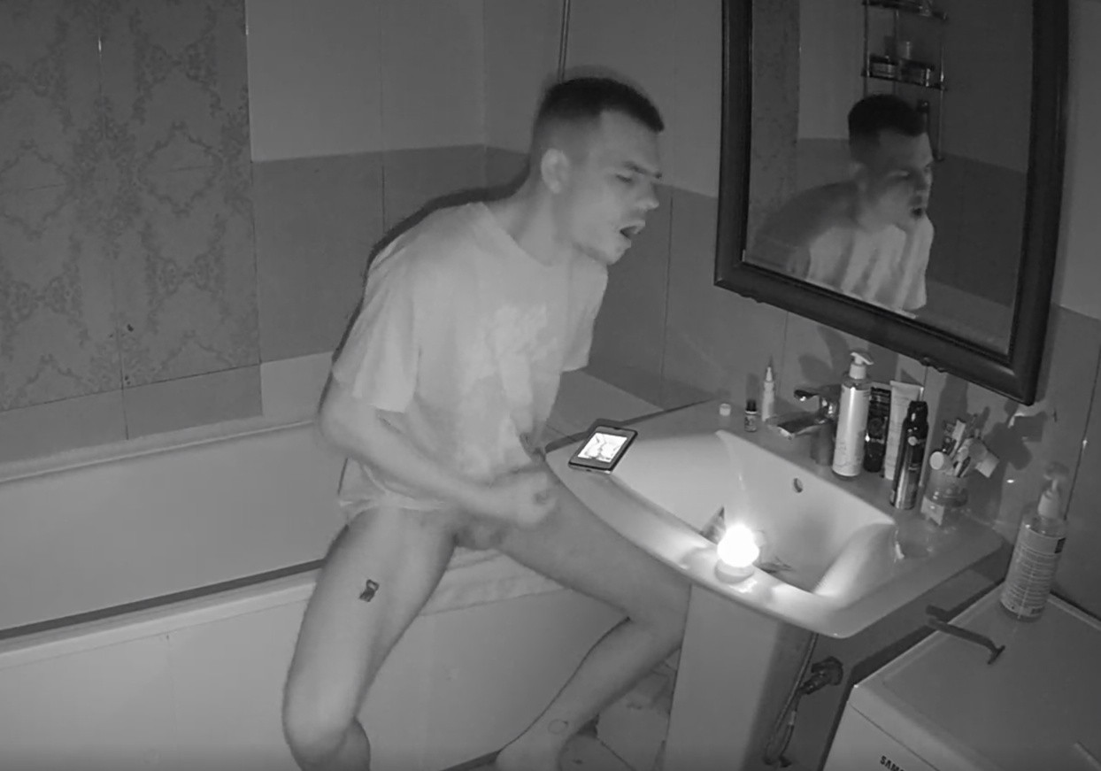 Artem jerking off in the bathroom 1 Jun 2022