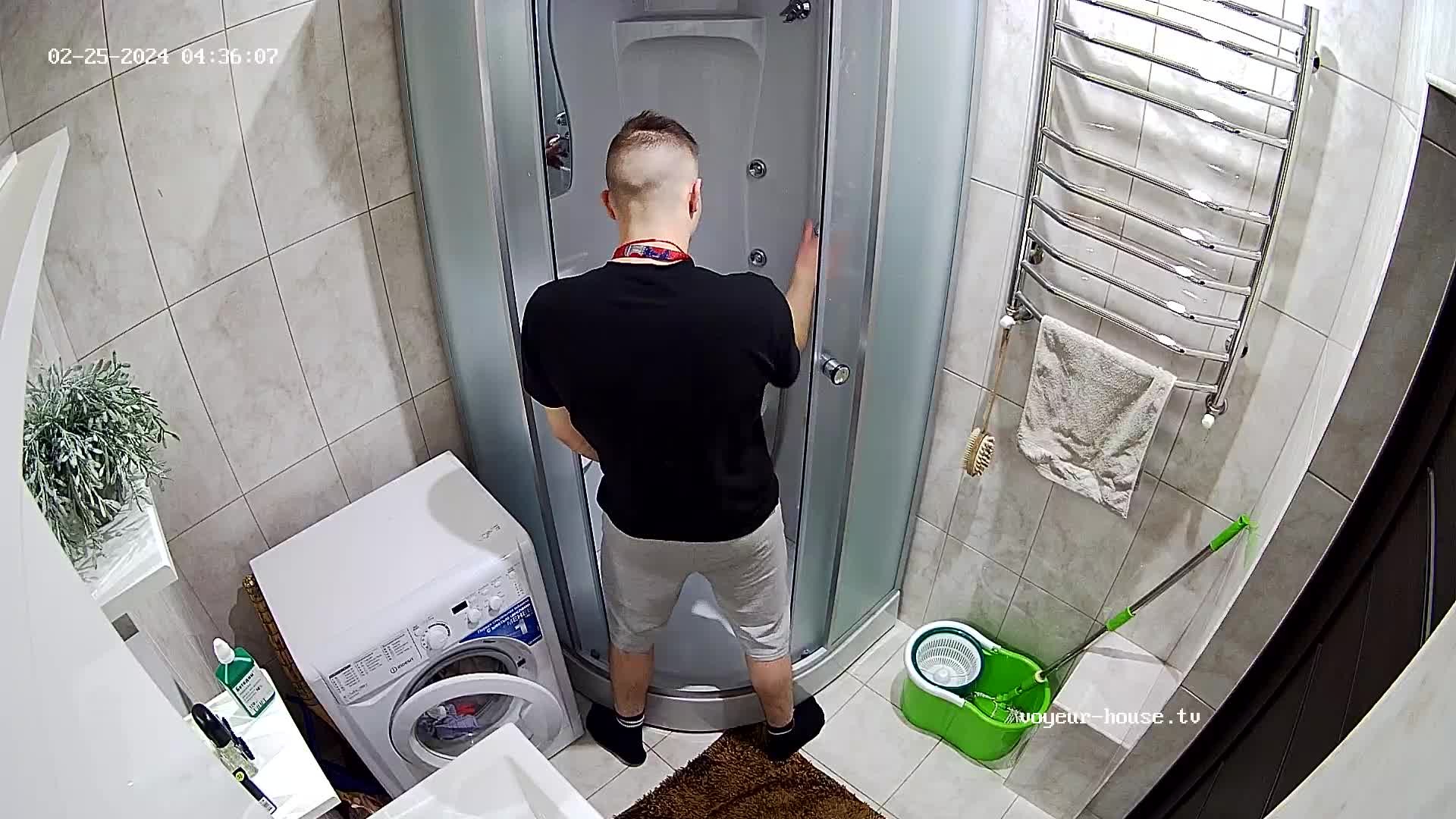 Neil piss in the shower 25-02-2024