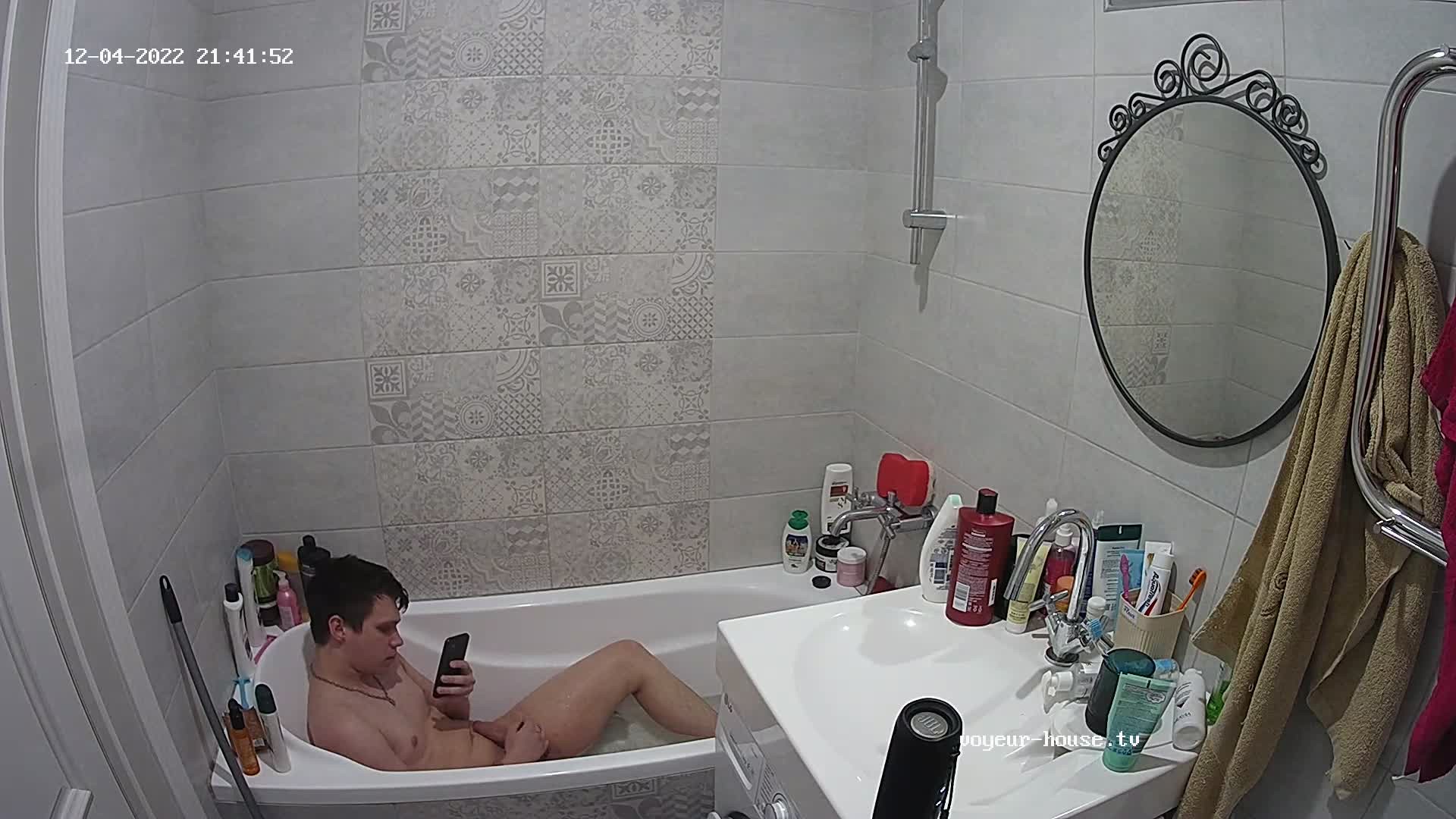 Nolan jerking off in the bath 4 Dec 2022