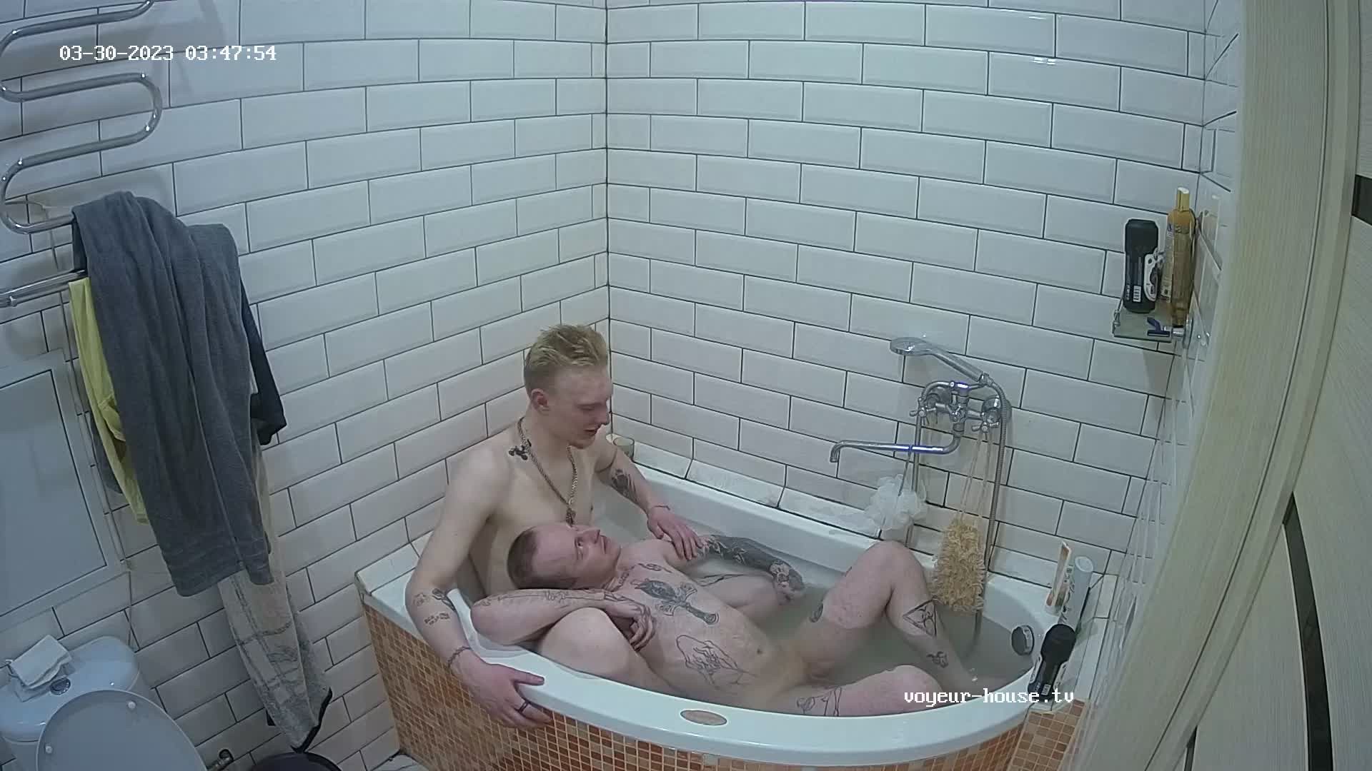 Randall & Jora bath together 30 Mar 2023