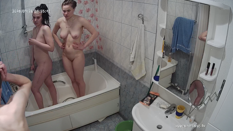 girls in shower voyeur