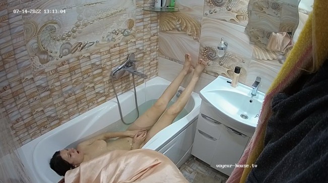 Alana having a bath, Jul-14-2022