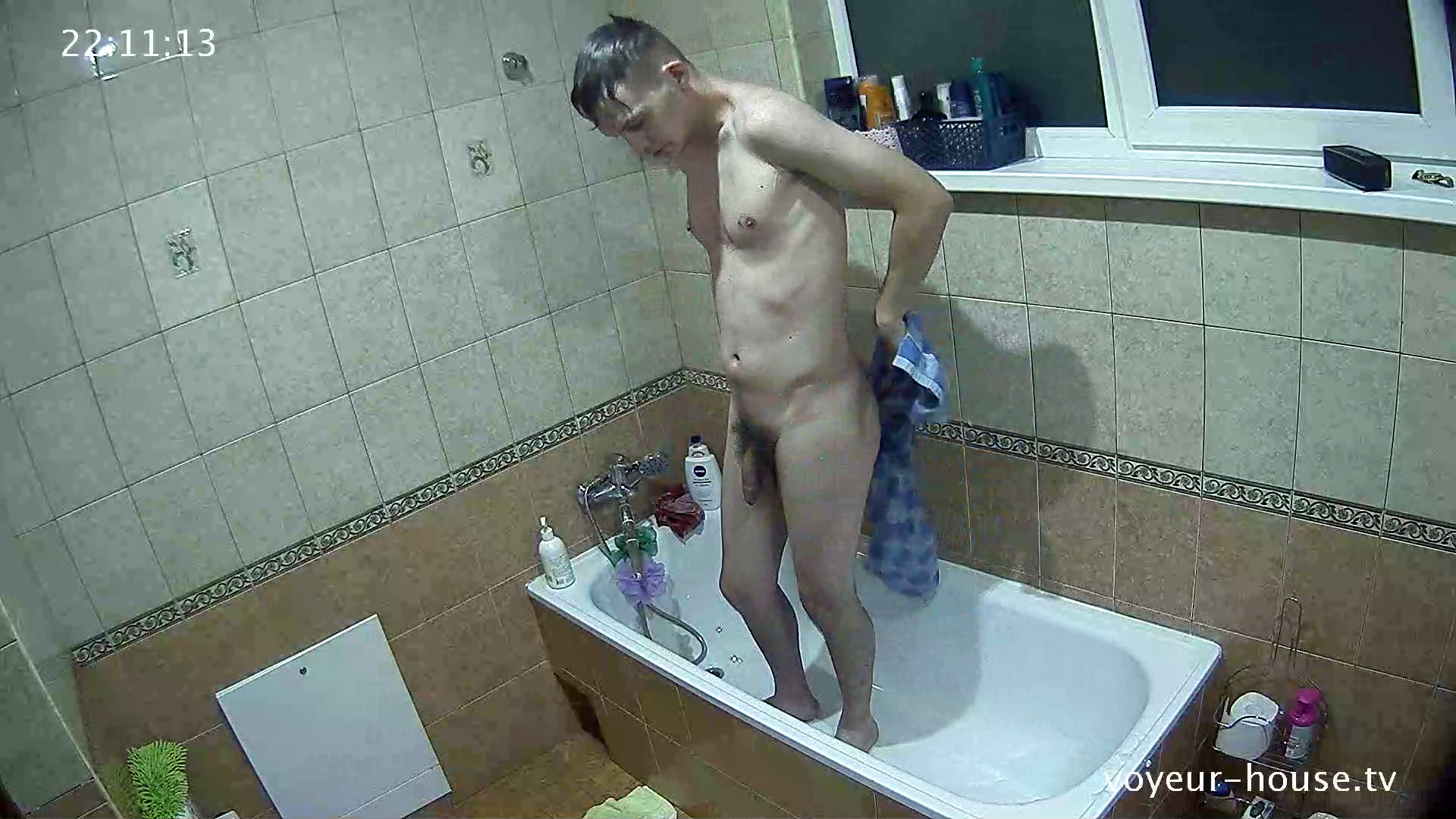 Guest guy takes a shower 9th Sep 2017