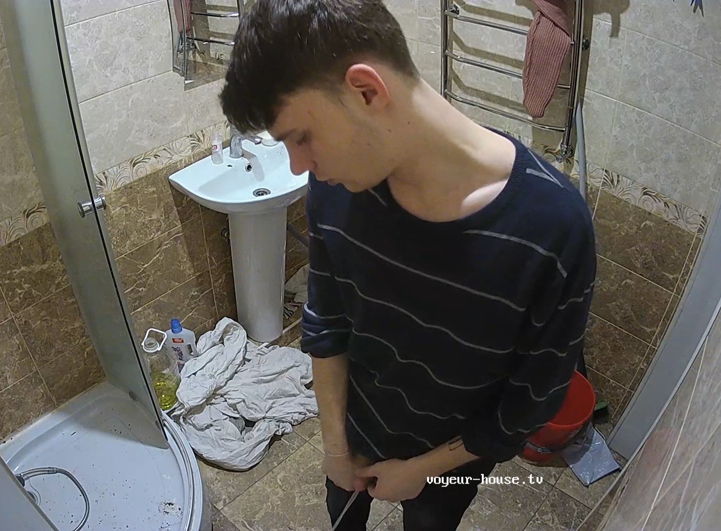 Guest guy peeing 24 Feb 2022