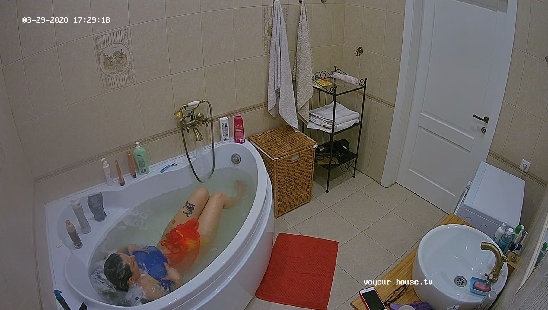 Guest girl taking a weird bath covering herself with some fabric, Mar29/20