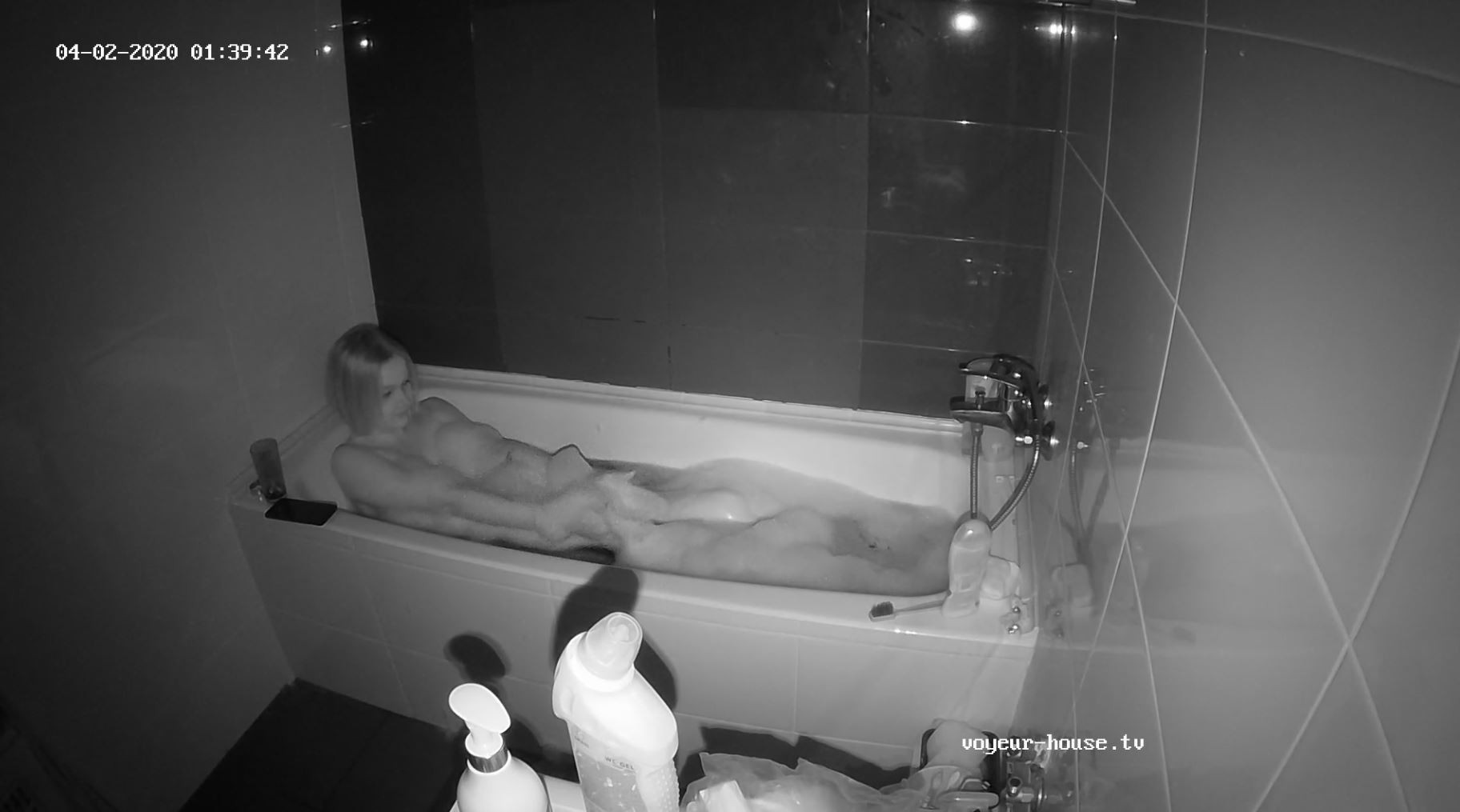 Guest couple bathing and fucking in the dark, Apr02/20
