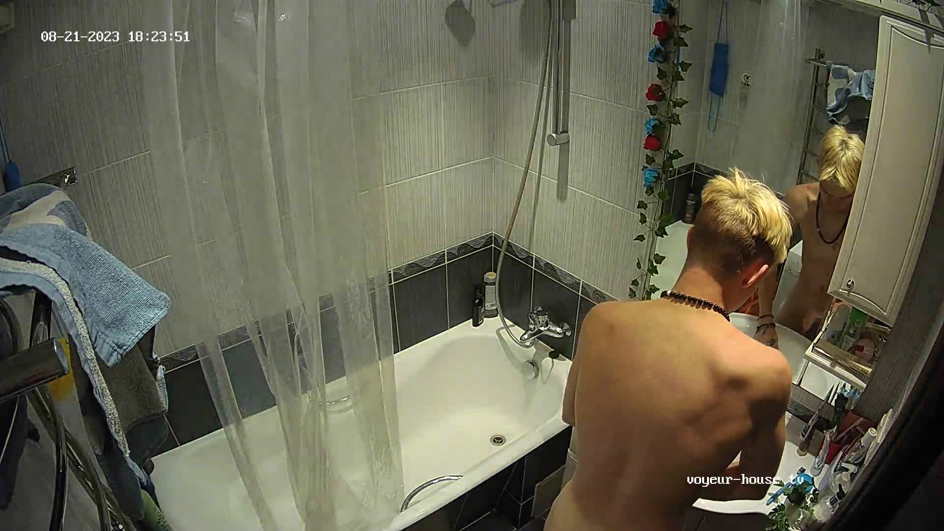 Guest guy washing cock before sex 21-08-2023
