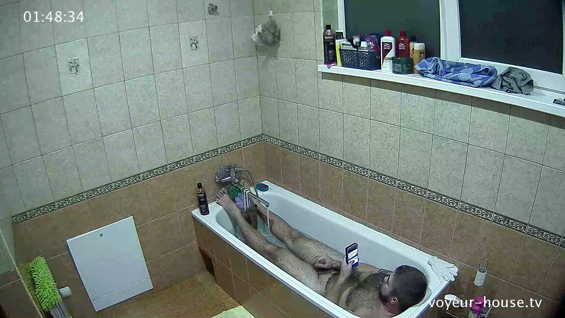 Bearded guest guy wanking in bath 30th Sep 2017
