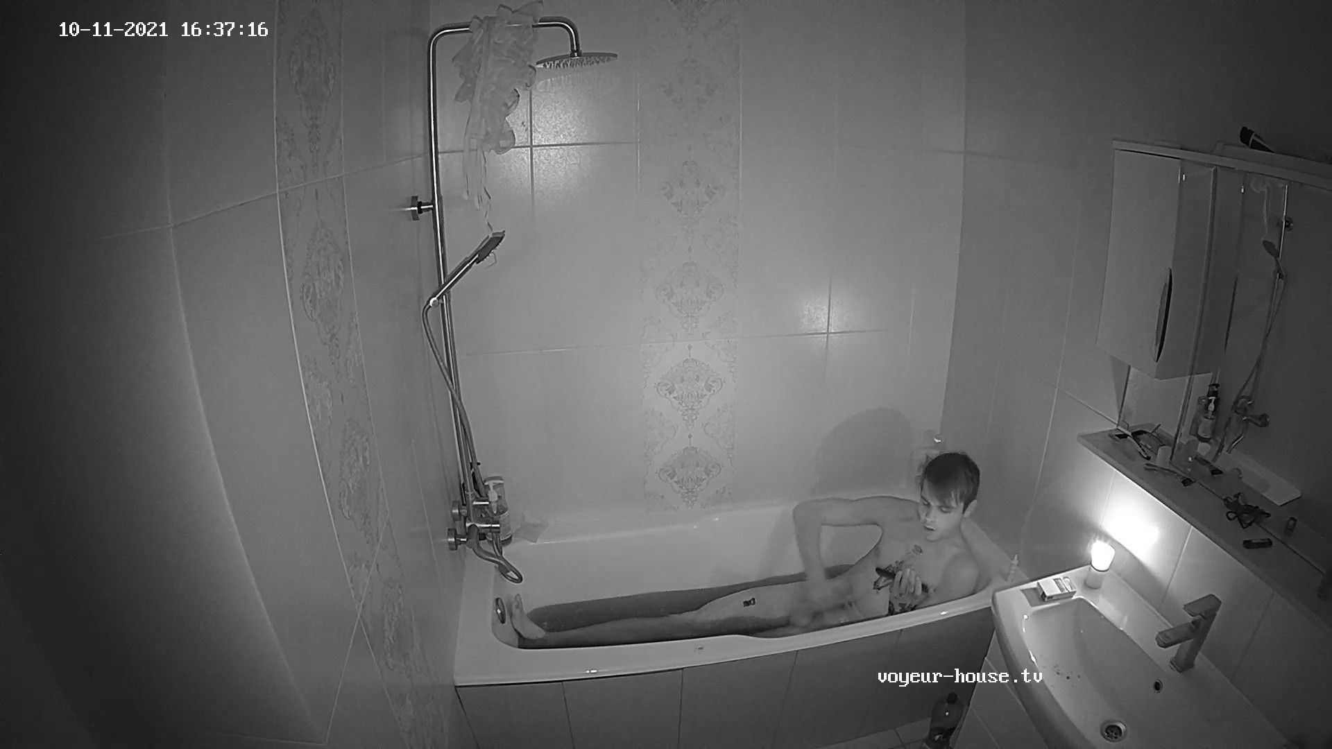 Artem jerking off in the bath 11 Oct 2021