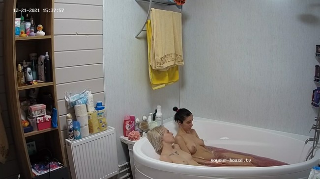 Nina & Kira bath, Dec-21-2021