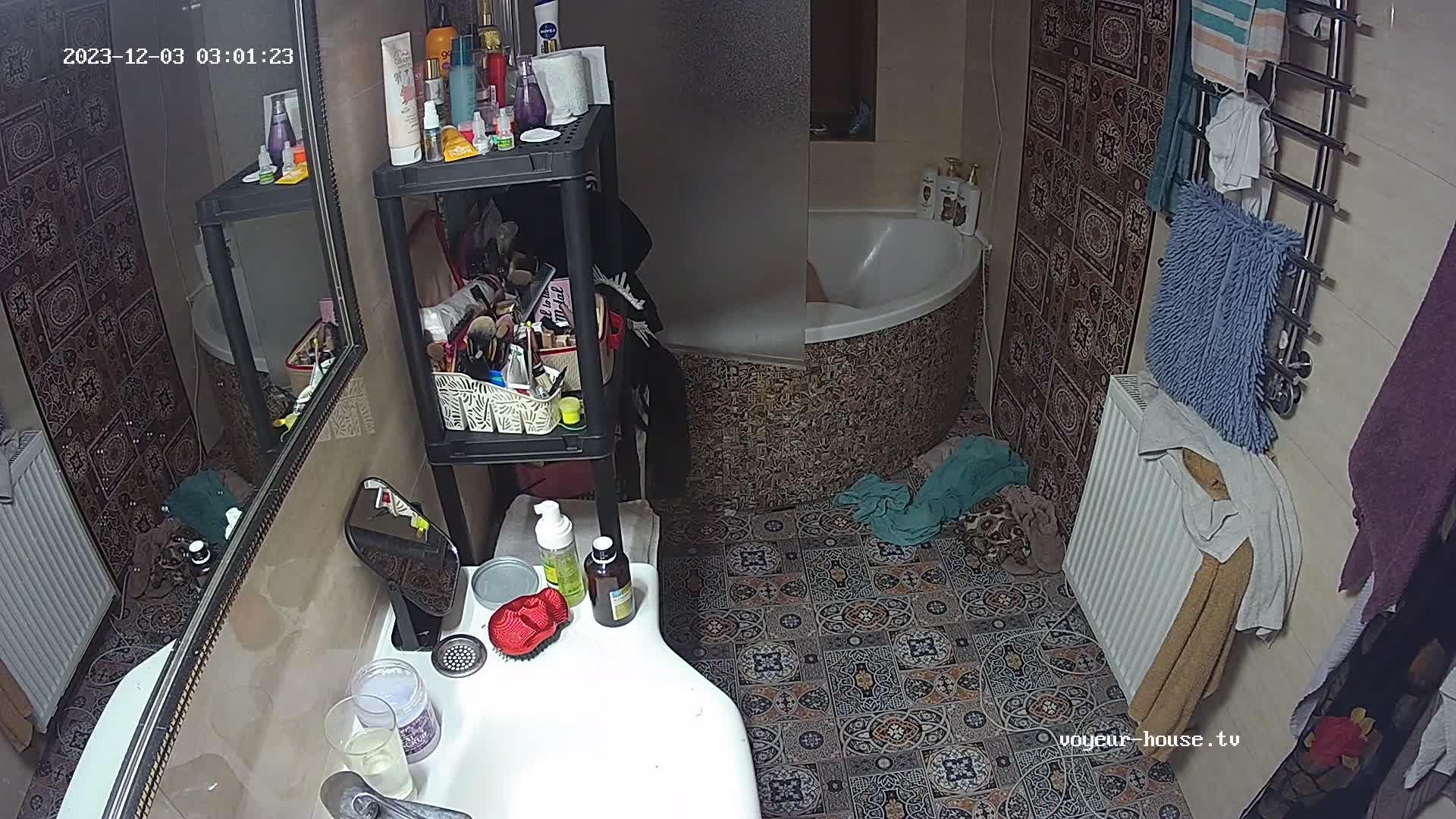 Guest guy jerking off in bath 03-12-2023