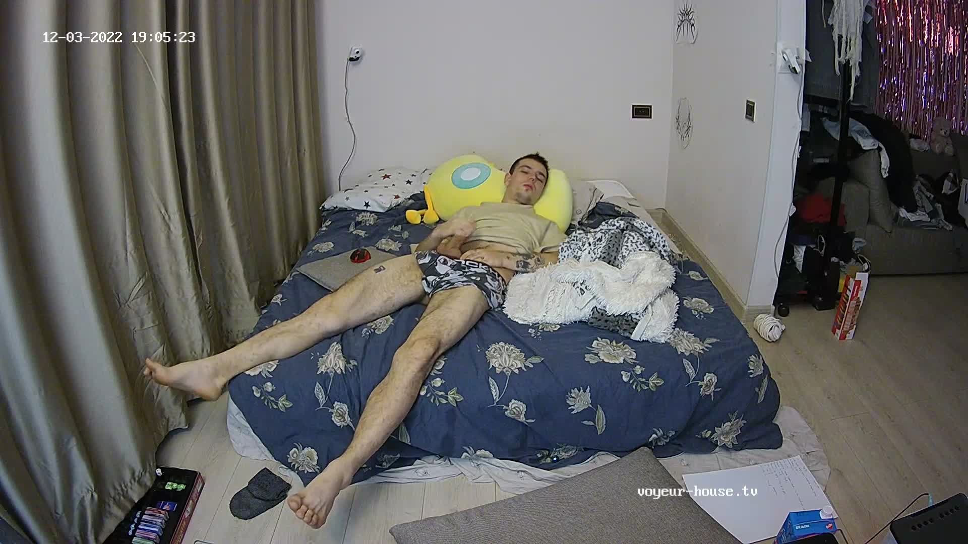 Artem jerking off on the bed 3 Dec 2022