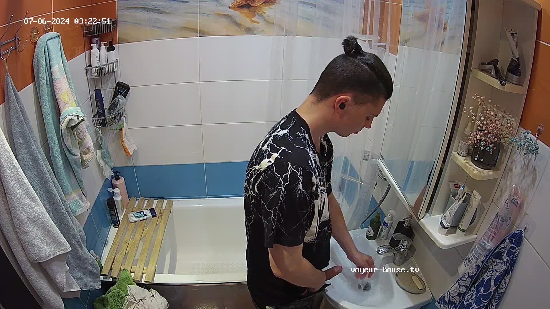 Guest guy washing cock after wanking 06-07-2024