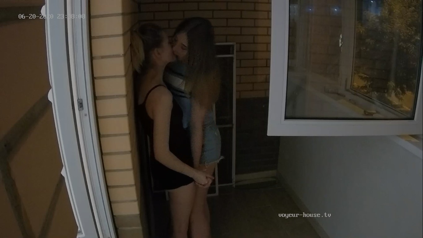 Alisa and girlfriend make out,Jun 20