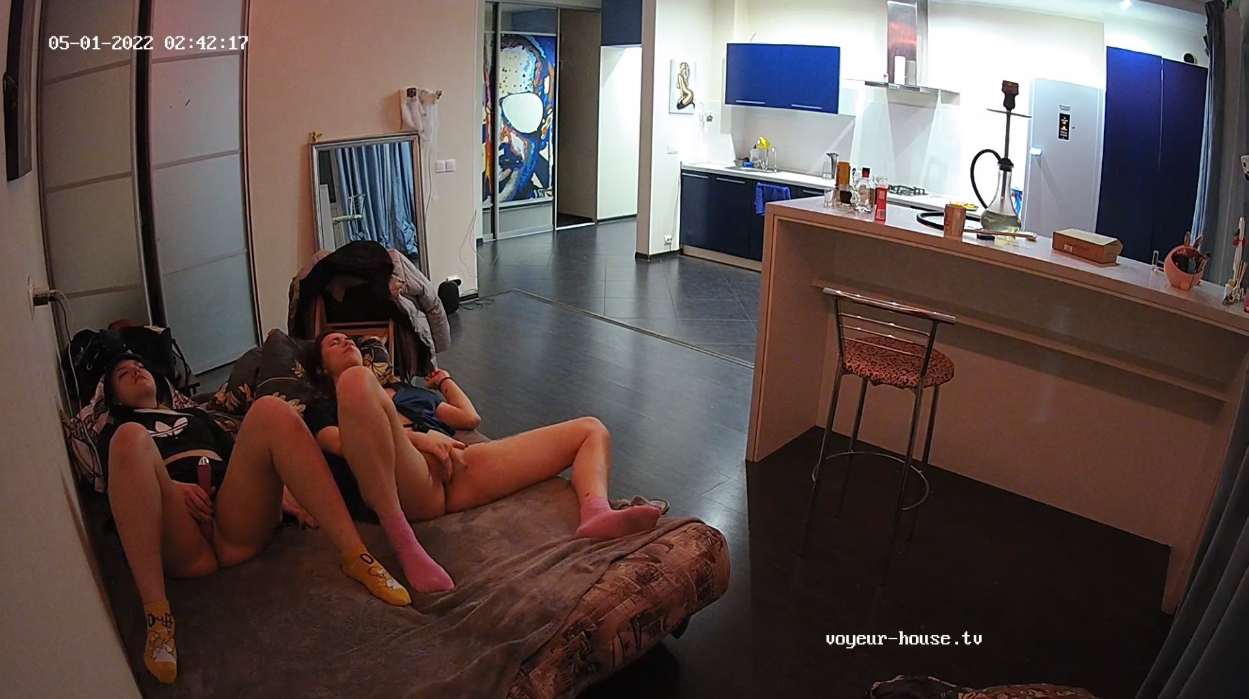 Shana and Elisha vibrator bate on sofa and airing out pussies, May01/22