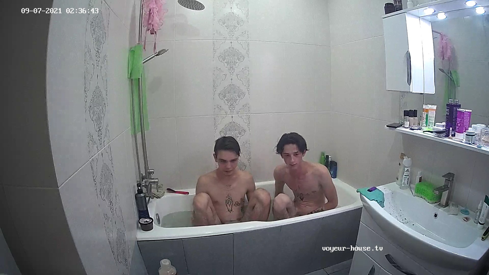 Tristan & Artem share a bath 7 Sep 2021
