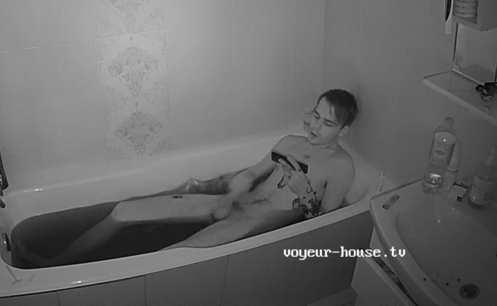 Artem jerking off in the bath 20 Nov 2021
