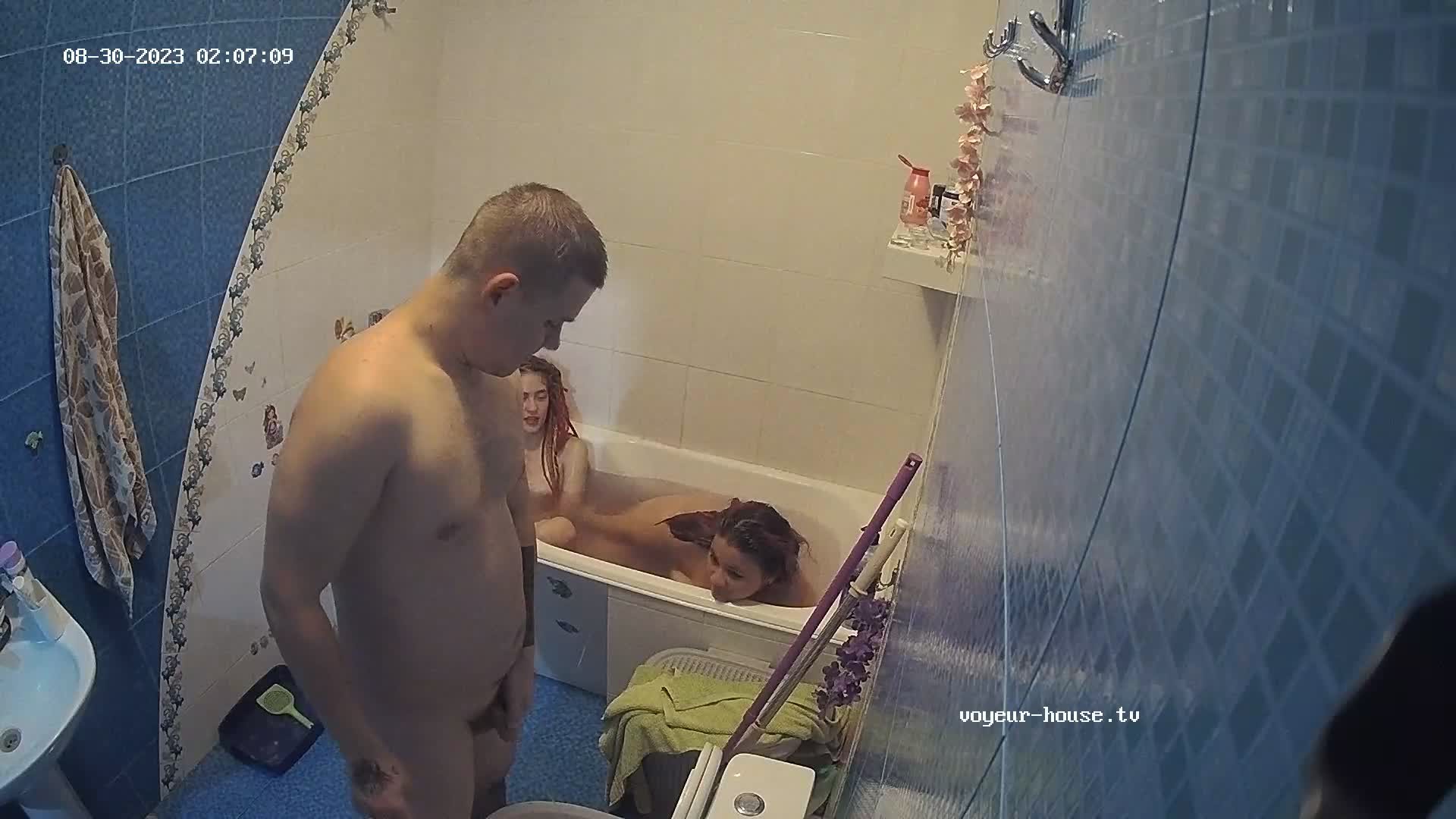 Yuri piss while naked 30-08-2023
