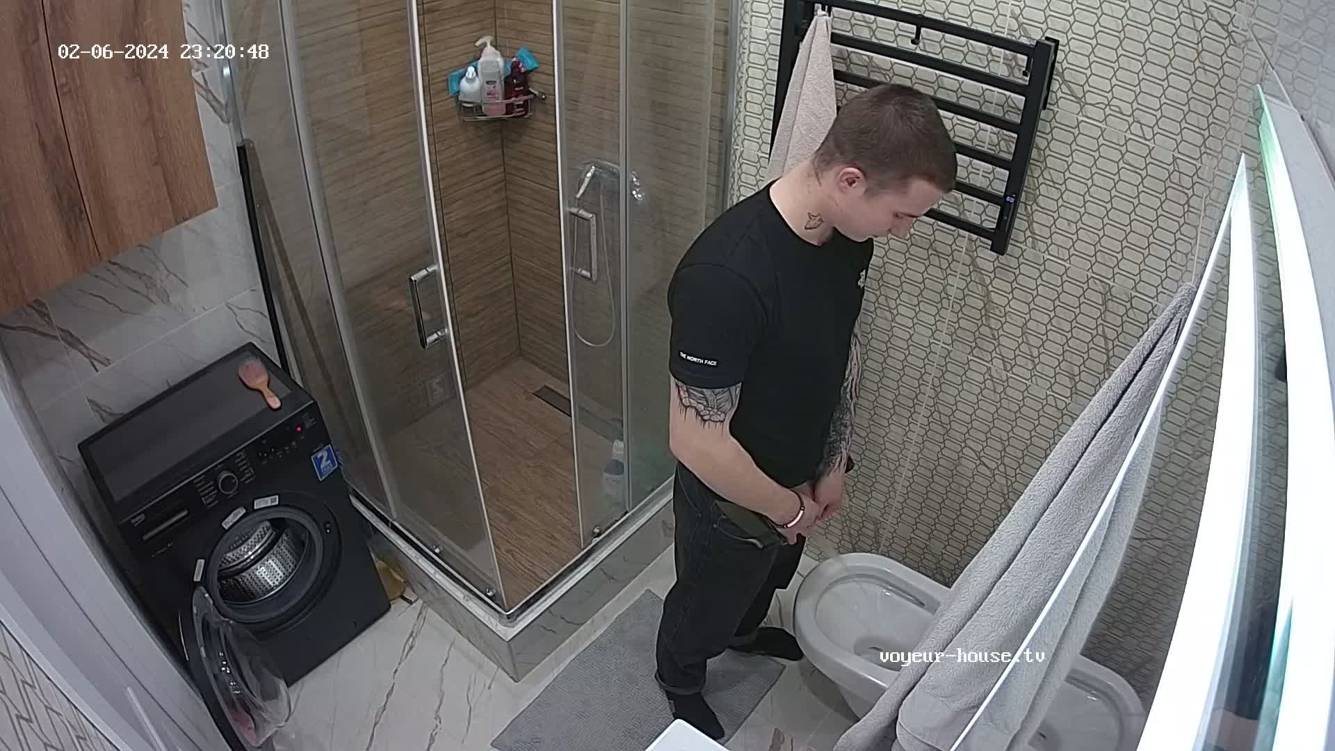 Guest guy pissing 06-02-2024