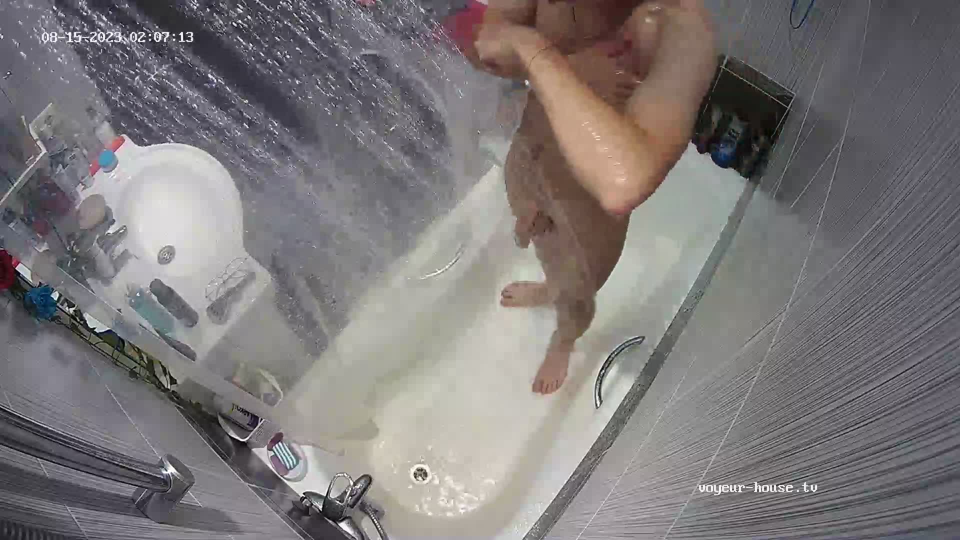Guy showering 15-08-2023