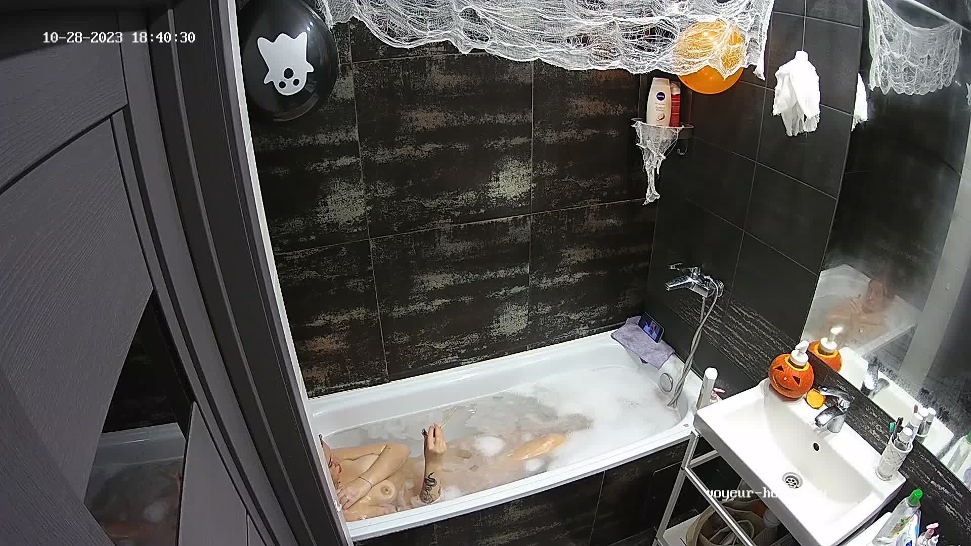 Fox bath, Oct-28-2023