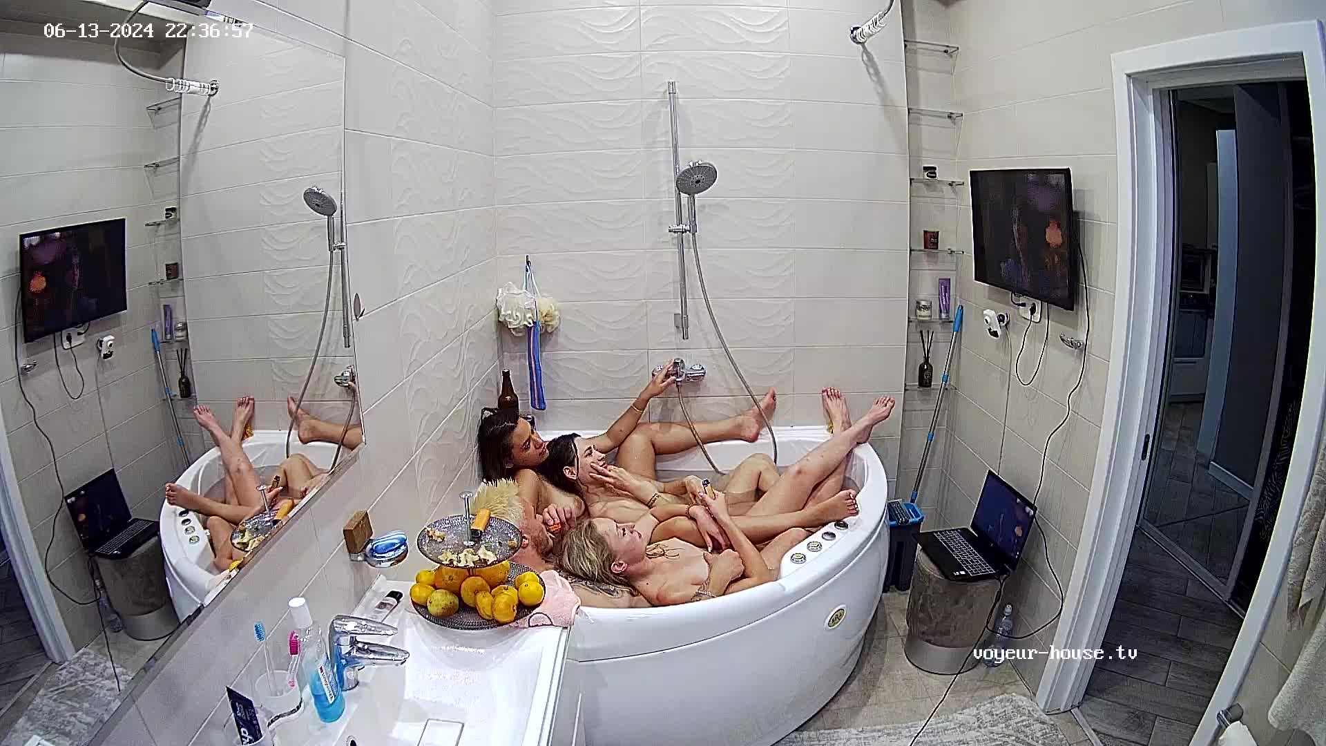 Yuneska & Radu + Joanna + Anna - Taking a naughty group bath | 2024-06-14