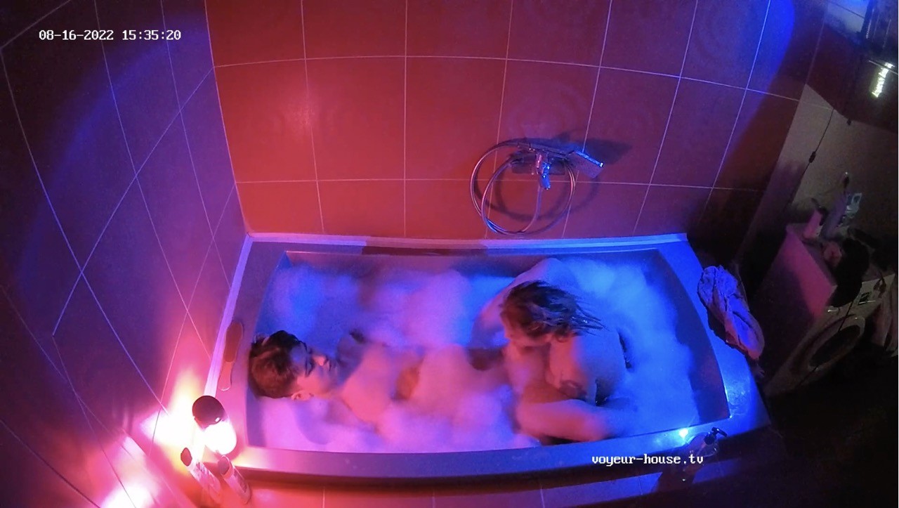Mariella & Guest guy - bath time | 2022-08-16