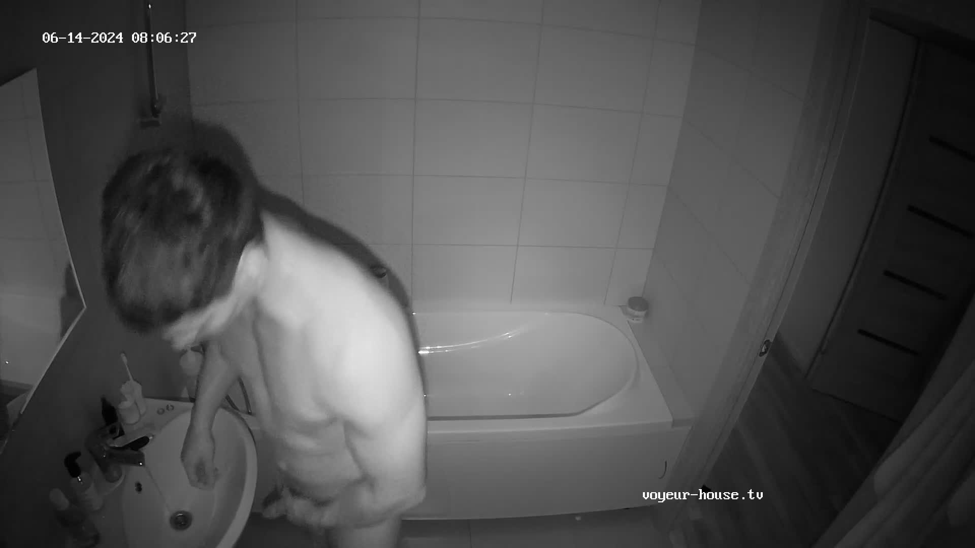 Klaus washing ass in sink 14-06-2024