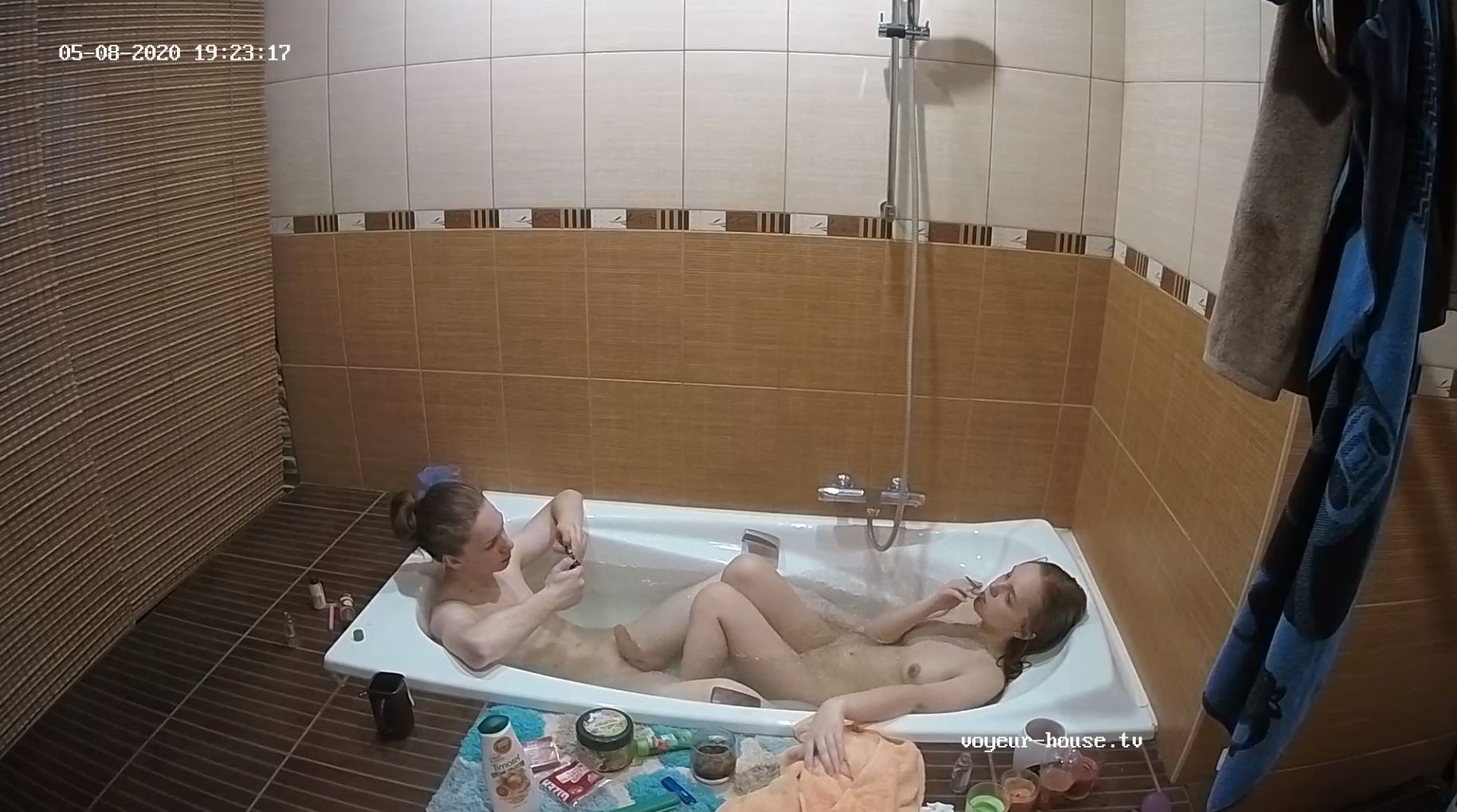 Valeria & Marcus bath, May08/20