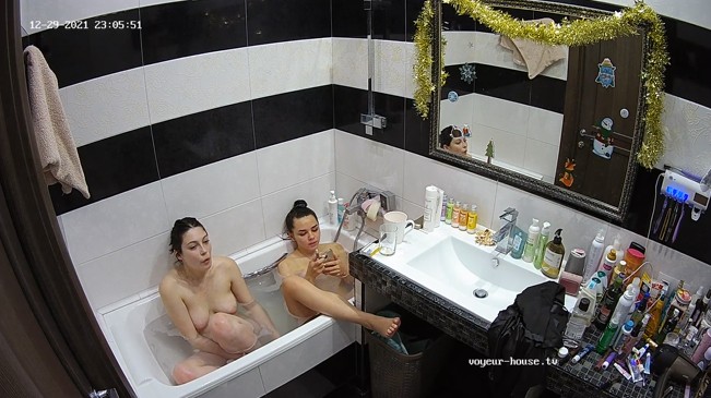 Astrid and Flora bath, Dec-29-2021