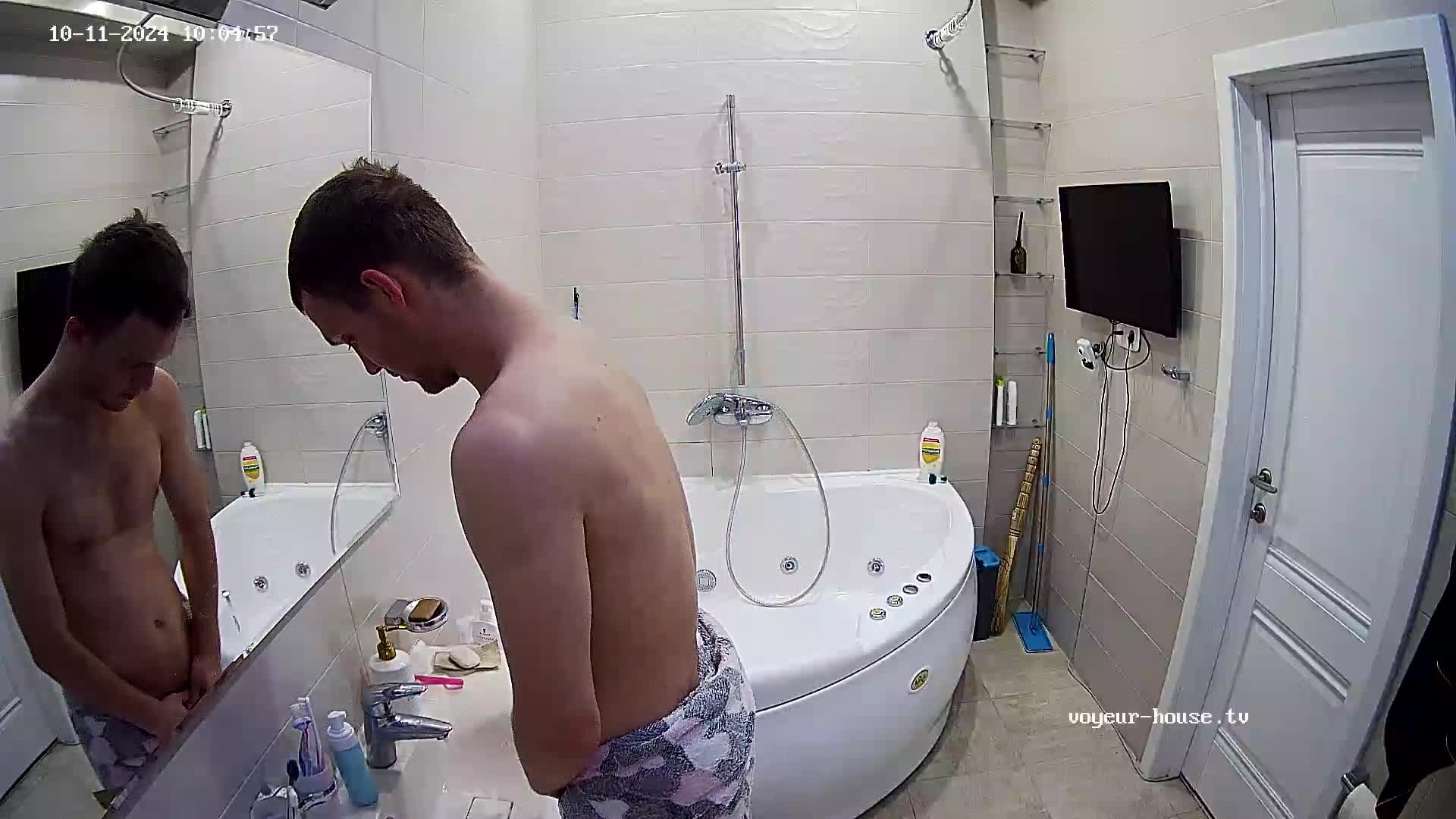 Guest guy washing cock 11-10-2024